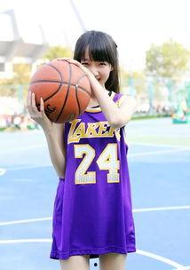 打篮球女生网红吃瓜,篮球场上的女神与网红吃瓜风云